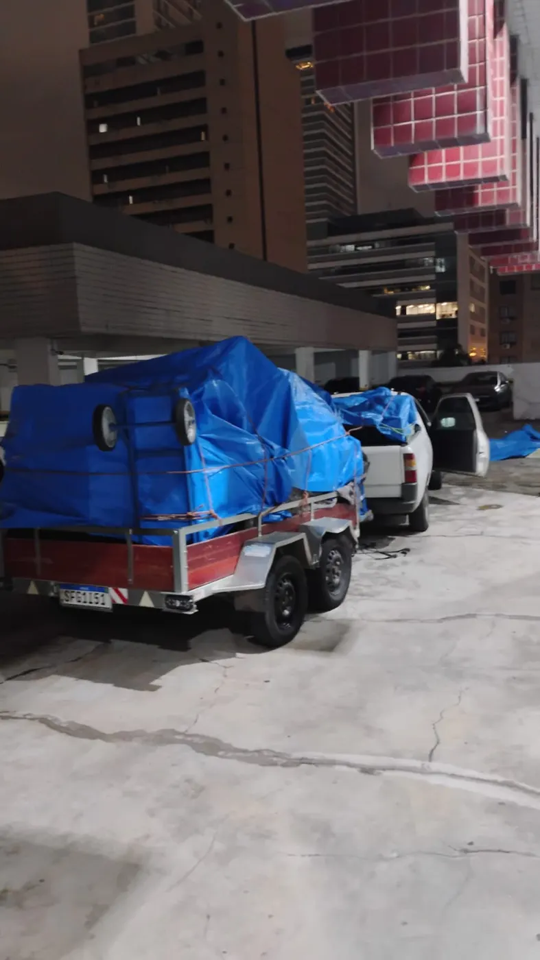 Carretinha carregada e coberta com lona
