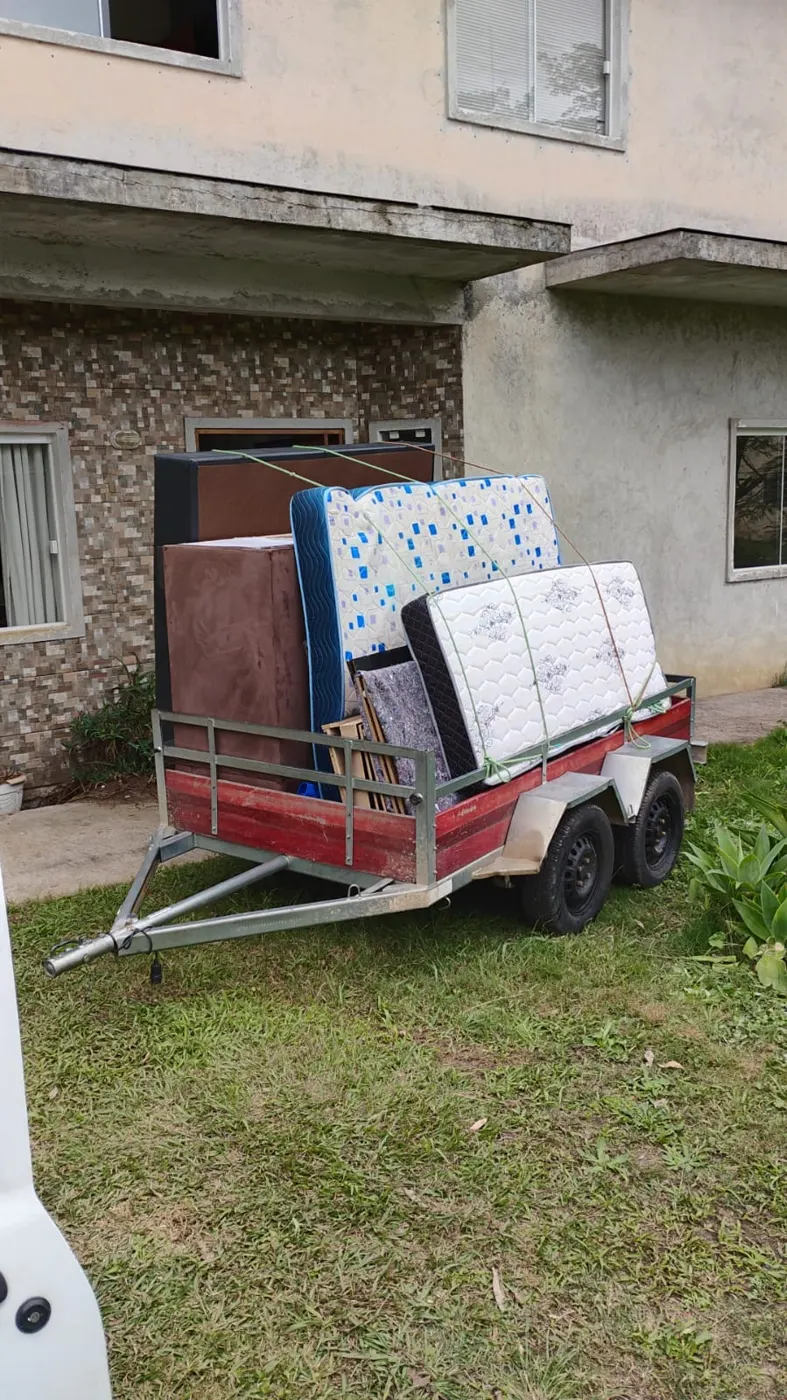 Colchões e móveis na carretinha